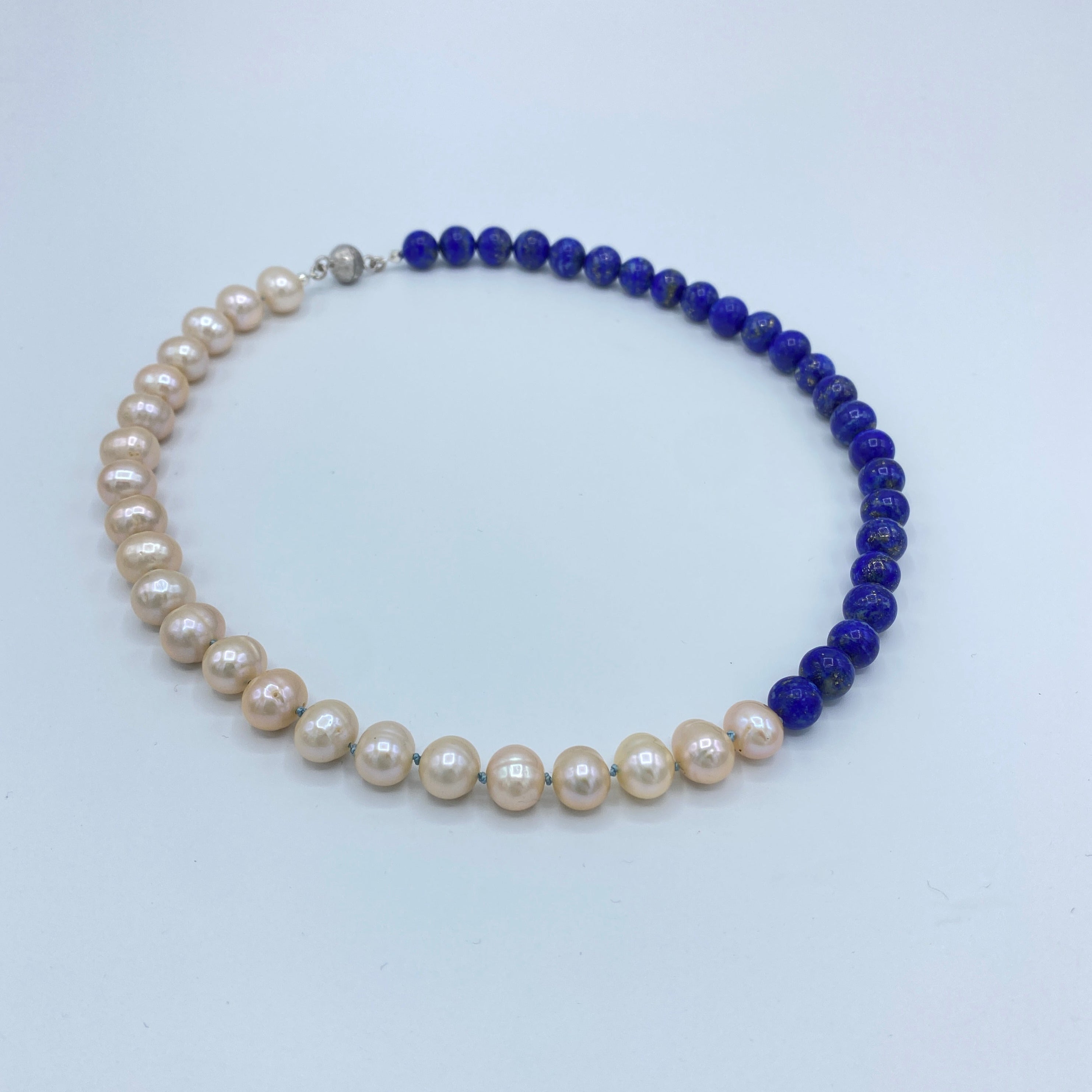 COLLIER mit Perlen und Lapis