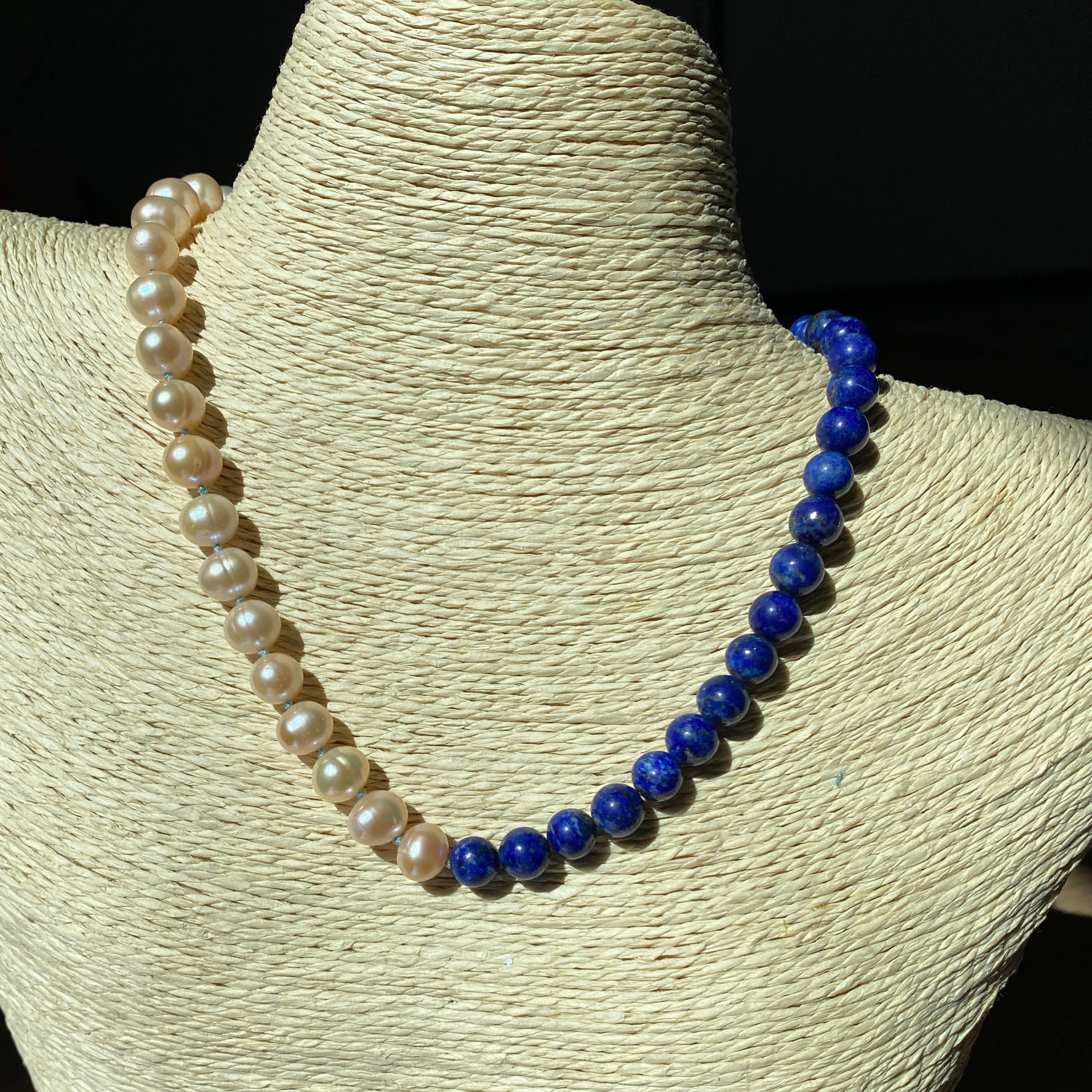 COLLIER mit Perlen und Lapis