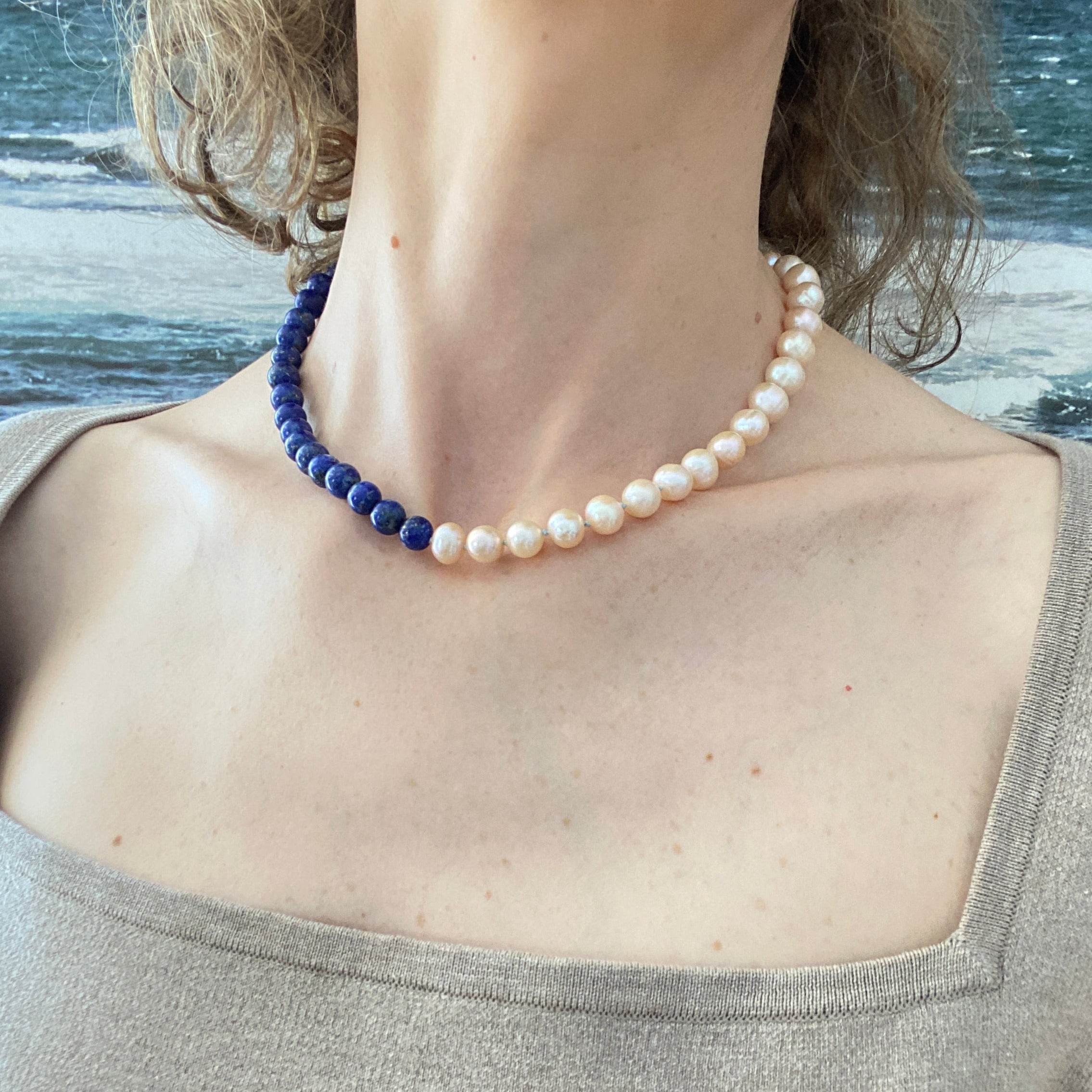 COLLIER mit Perlen und Lapis